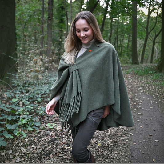 Poncho Louise mit Dackel-Pin