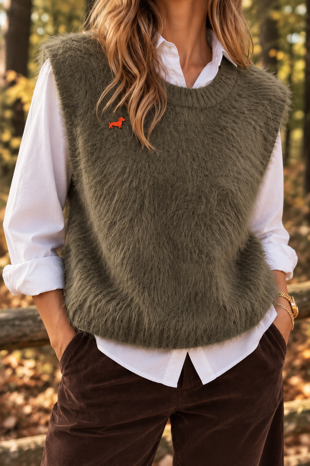 Flauschiger Pullunder mit Dackel-Pin