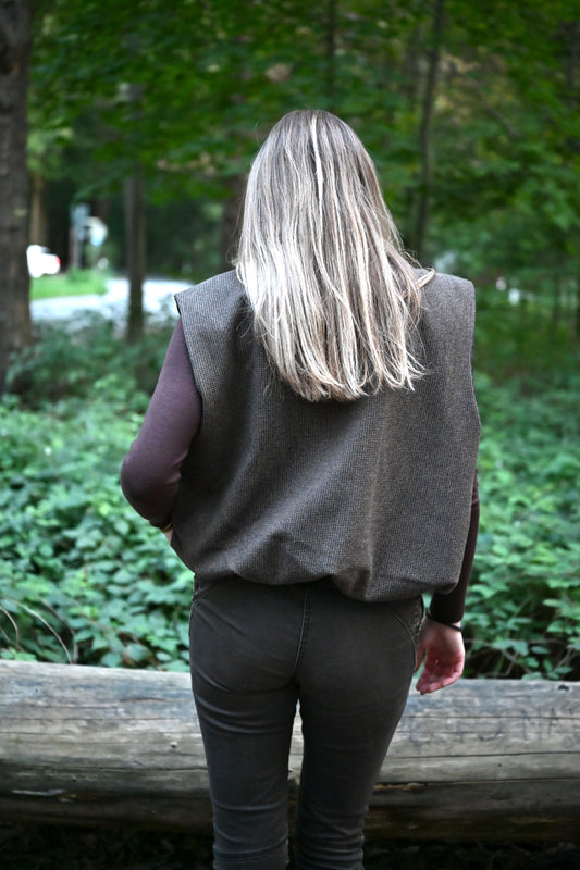 Country Weste mit Dackel-Pin