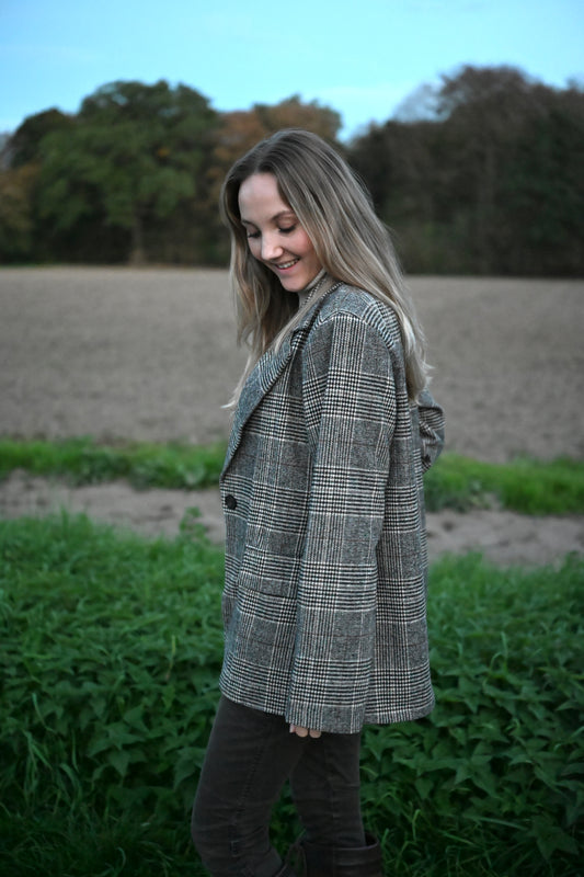 Glencheck Blazer mit Dackel-Pin