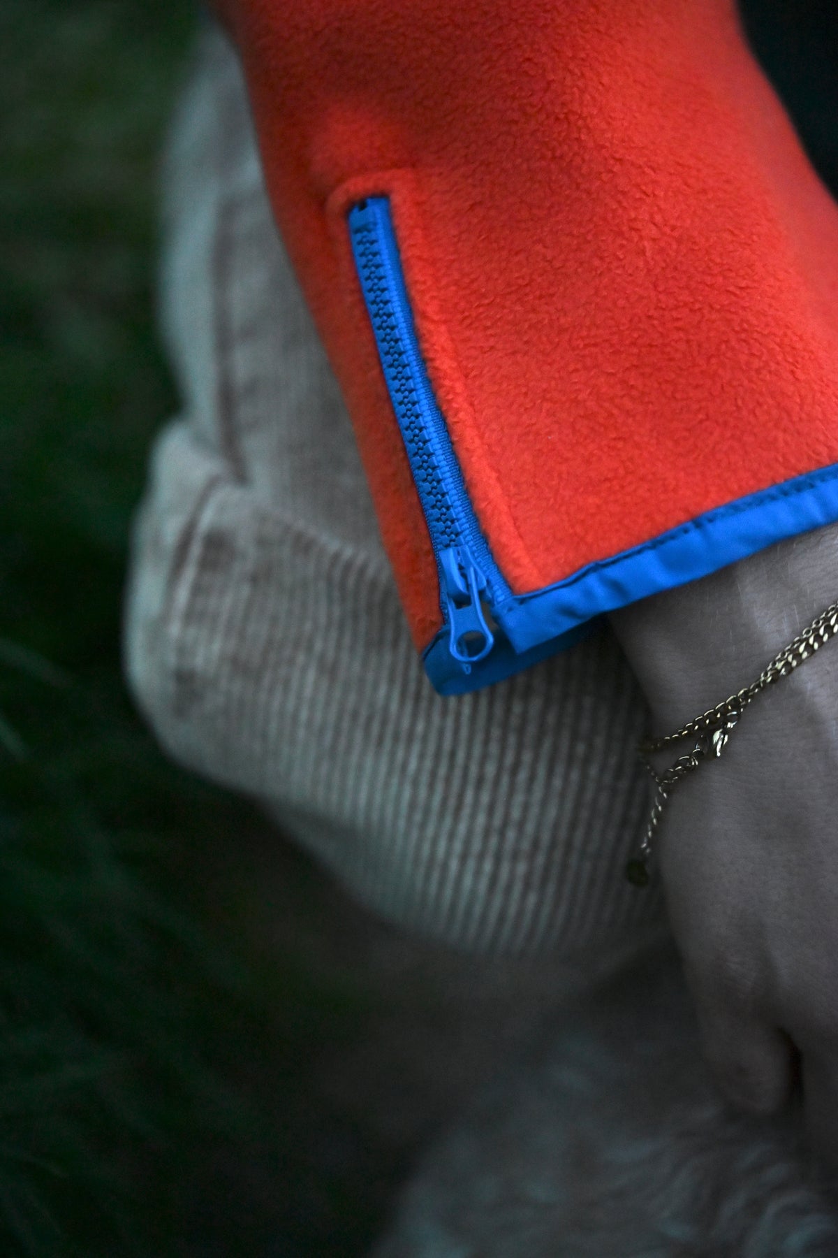 Colorblock Fleecejacke mit Dackel-Pin