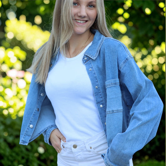 Short Denim Jacket mit Dackel Pin