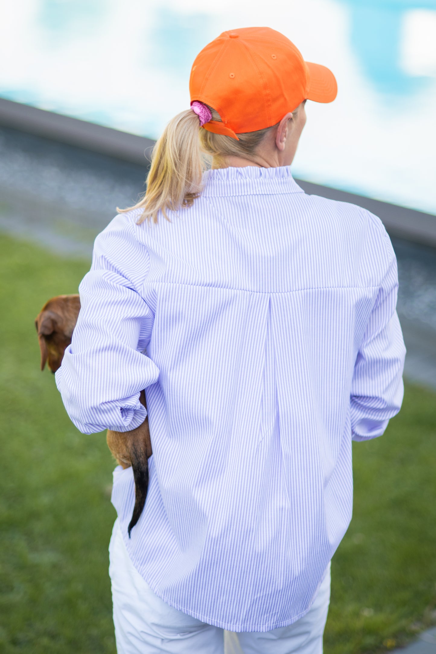 Bluse mit Rüschenkragen und Dackel in Wunschfarbe