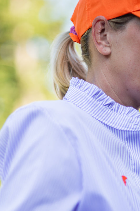 Bluse mit Rüschenkragen und Dackel in Wunschfarbe