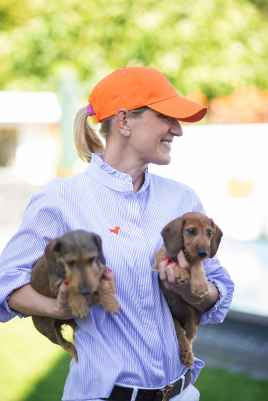 Bluse mit Rüschenkragen und Dackel in Wunschfarbe