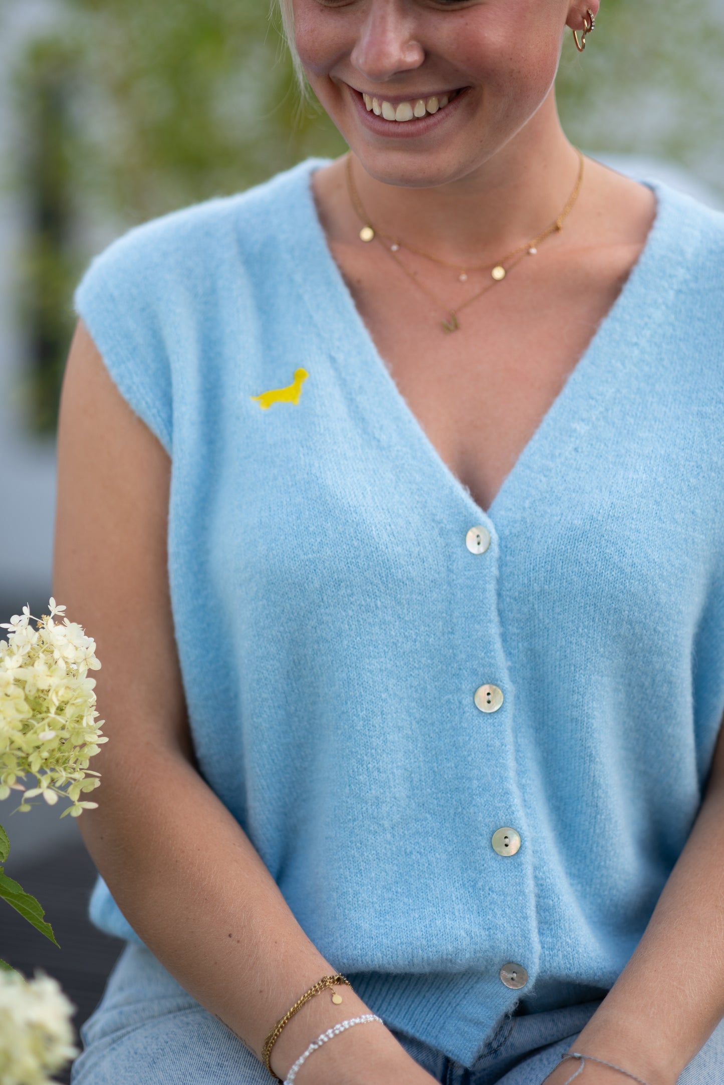 Alpaka-Strickjacke ohne Arm mit Dackel in Wunschfarbe