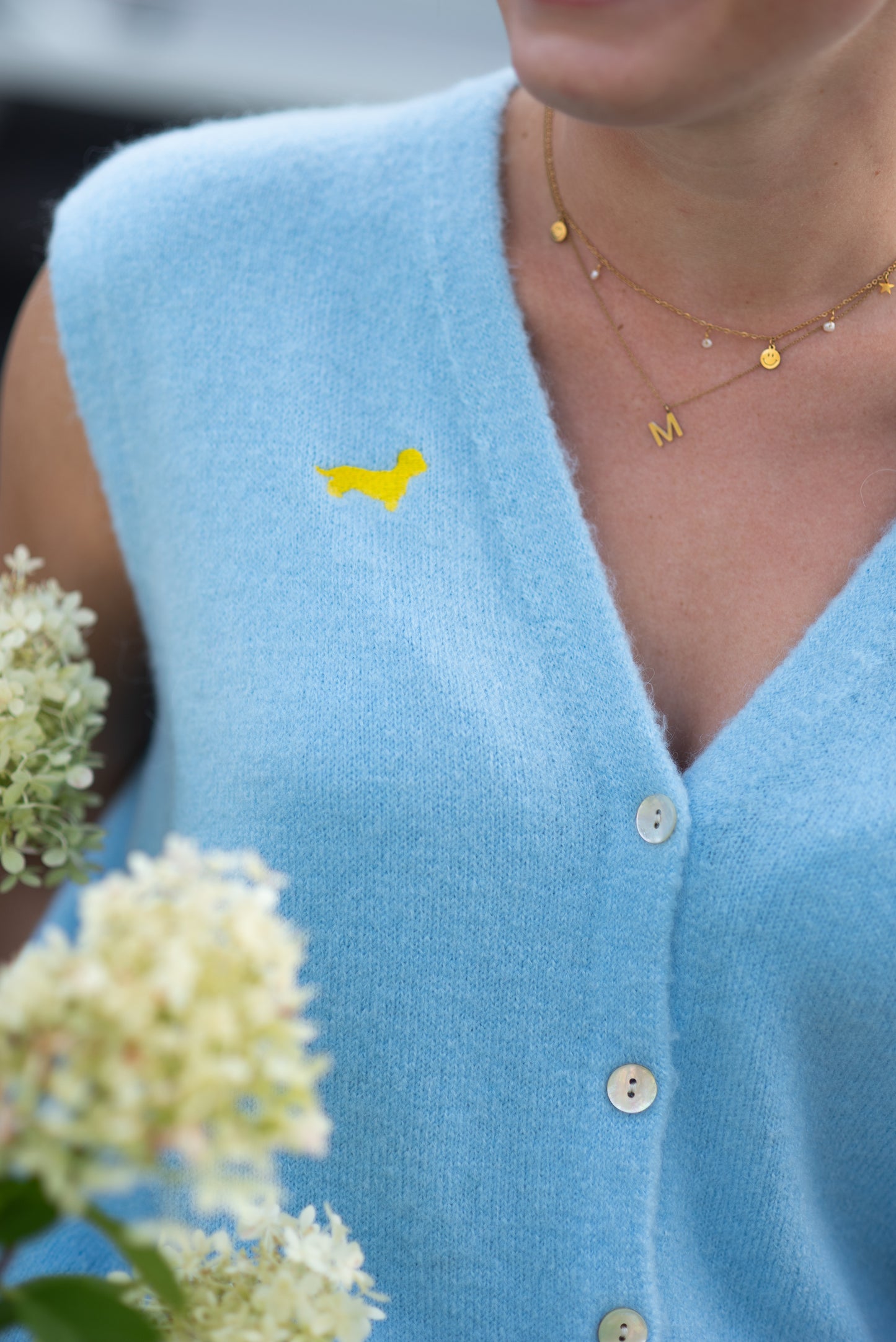 Alpaka-Strickjacke ohne Arm mit Dackel in Wunschfarbe