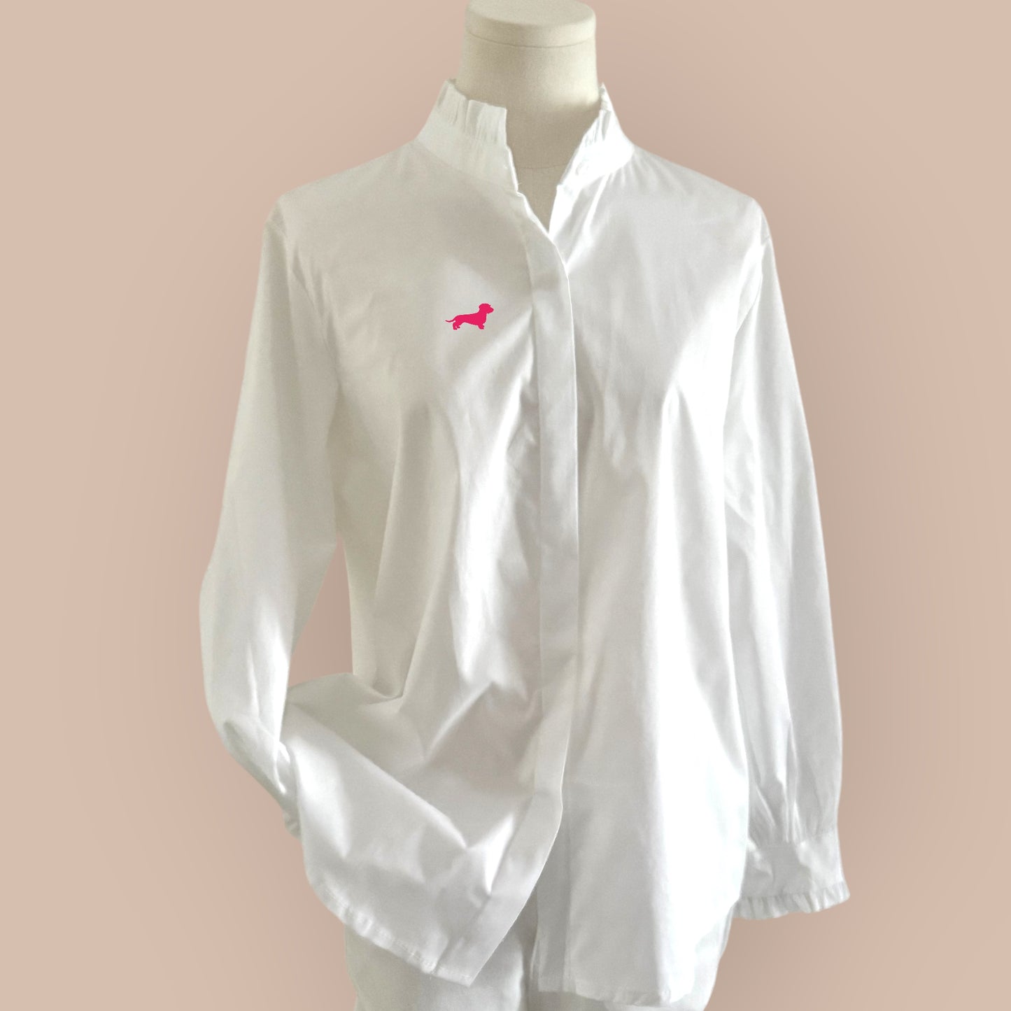 Bluse mit Rüschenkragen und Dackel in Wunschfarbe