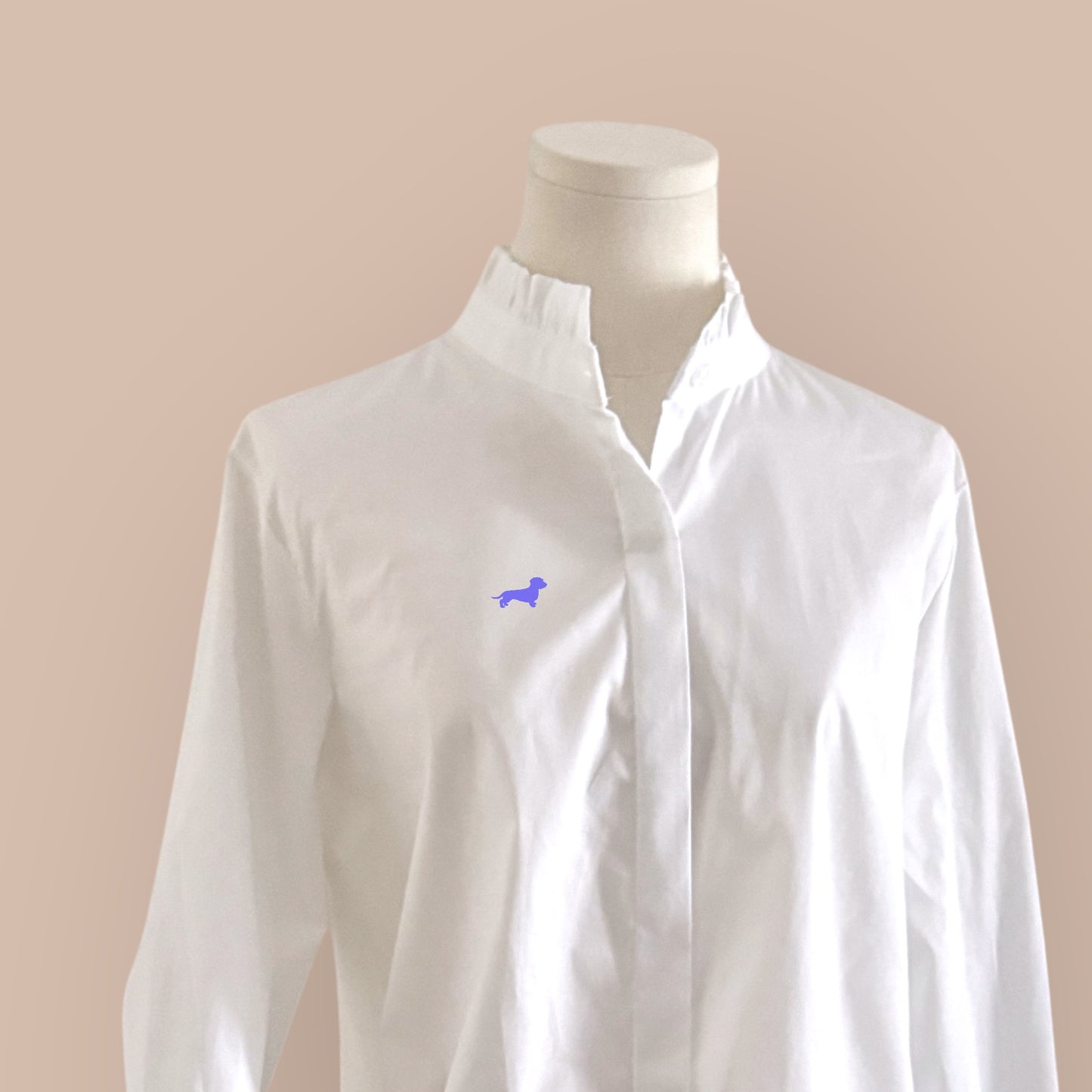 Bluse mit Rüschenkragen und Dackel in Wunschfarbe