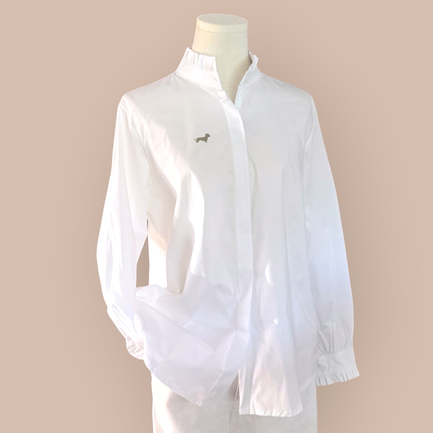 Bluse mit Rüschenkragen und Dackel in Wunschfarbe