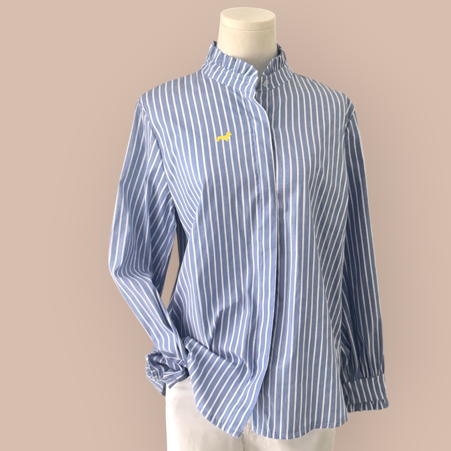 Bluse mit Rüschenkragen und Dackel in Wunschfarbe