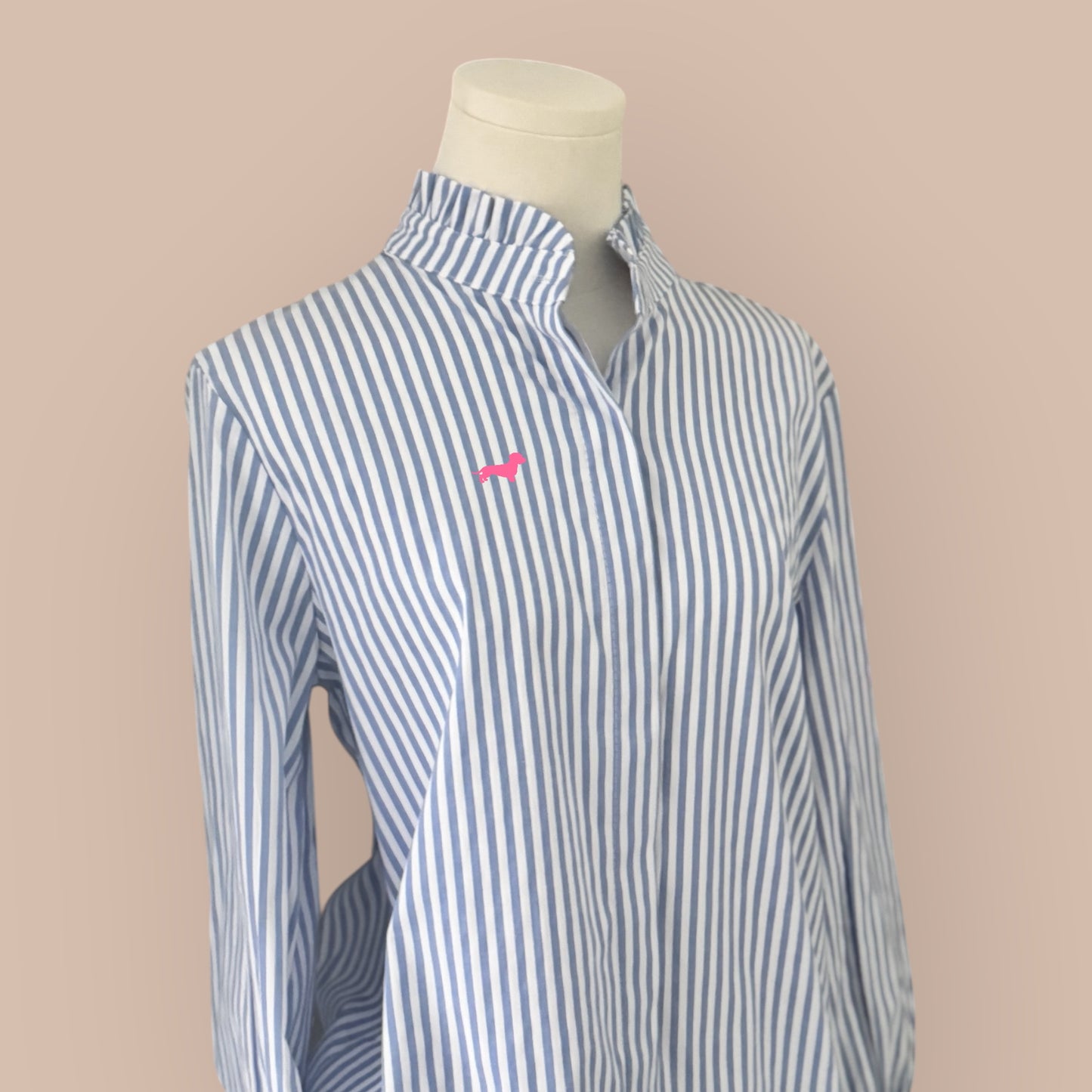 Bluse mit Rüschenkragen und Dackel in Wunschfarbe