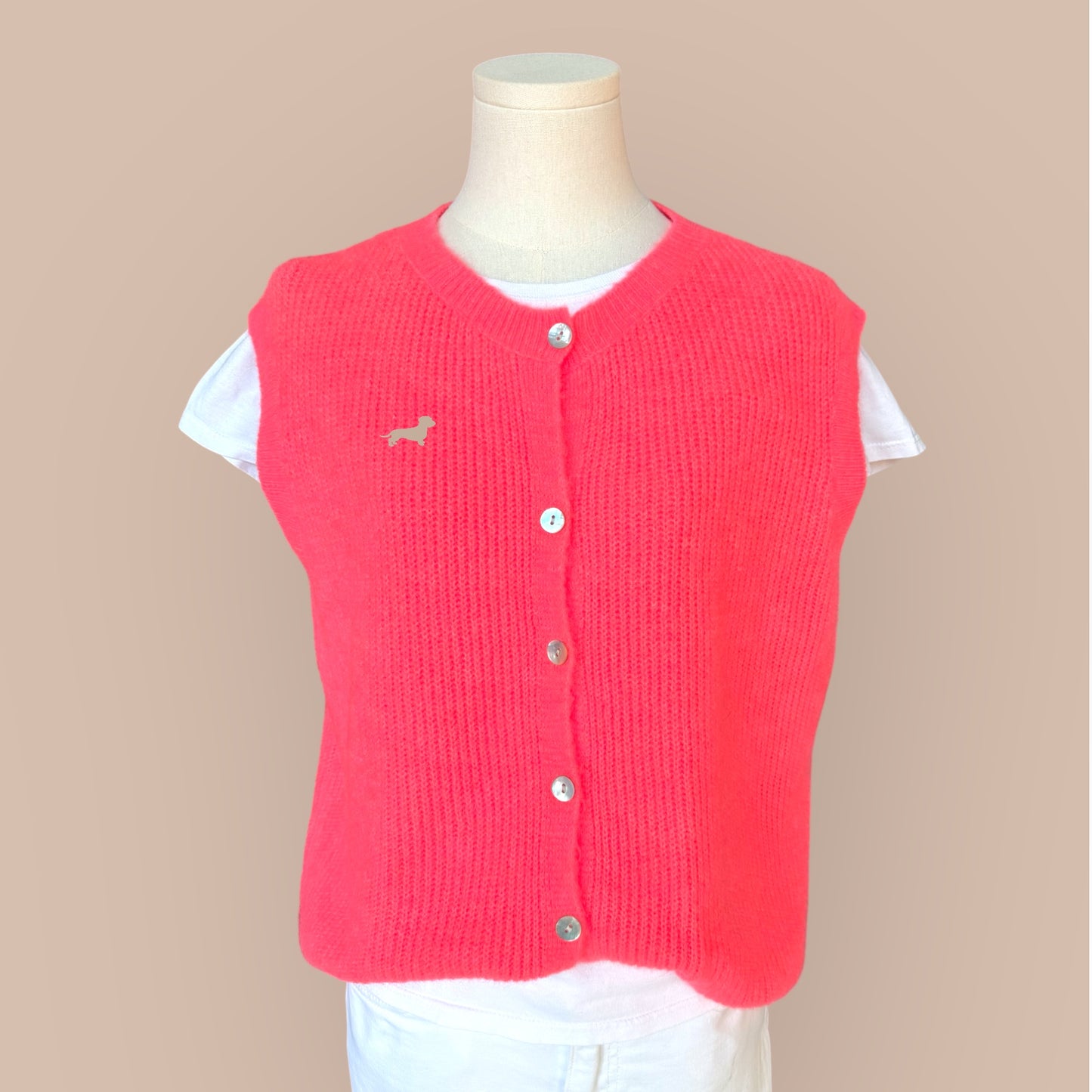 Alpaka-Strickjacke ohne Arm mit Dackel in Wunschfarbe