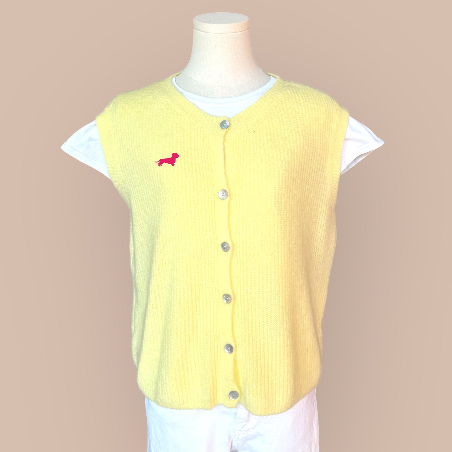 Alpaka-Strickjacke ohne Arm mit Dackel in Wunschfarbe