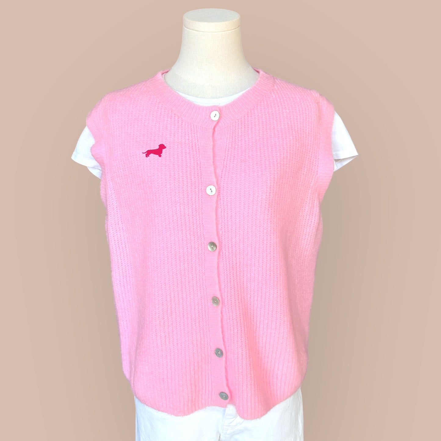 Alpaka-Strickjacke ohne Arm mit Dackel in Wunschfarbe