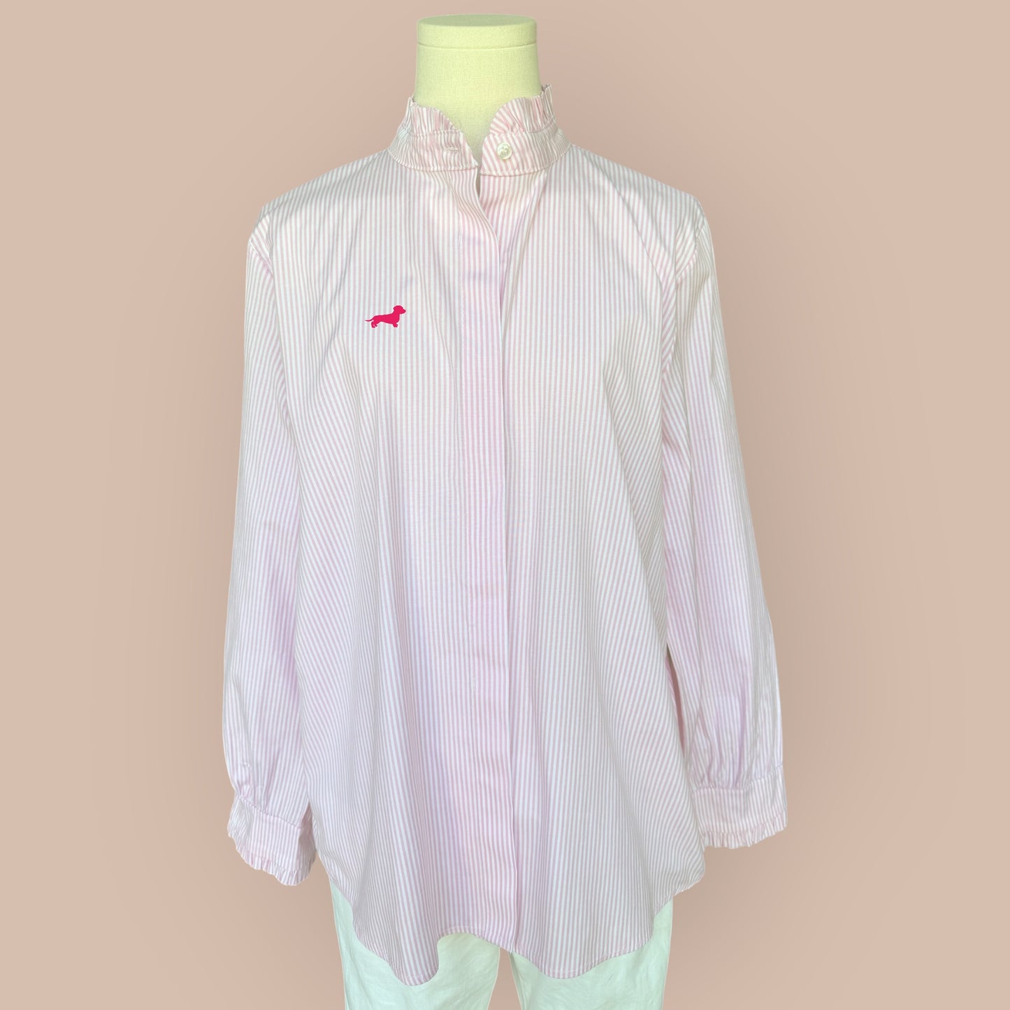 Bluse mit Rüschenkragen und Dackel in Wunschfarbe