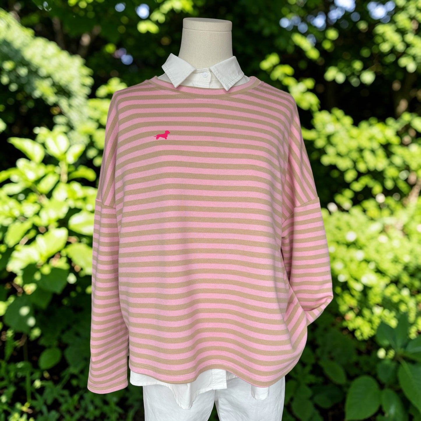 Gestreiftes Langarmshirt mit Dackel in Wunschfarbe