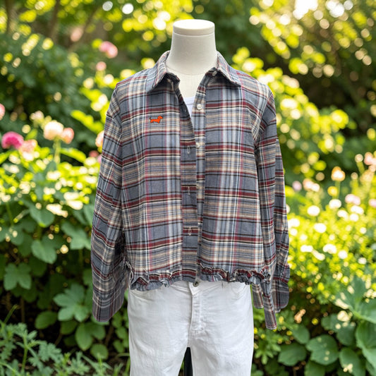 Riviera Karo-Rüschenbluse mit Dackel-Pin