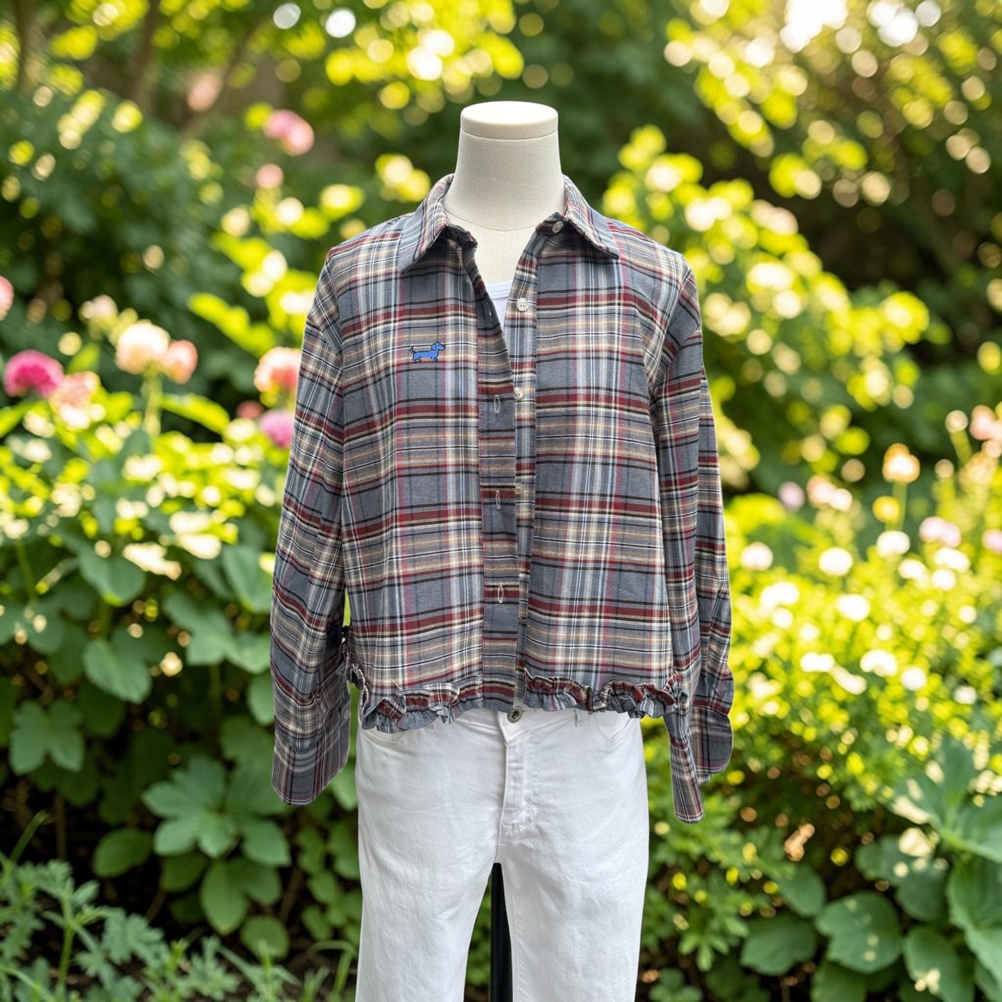 Riviera Karo-Rüschenbluse mit Dackel-Pin