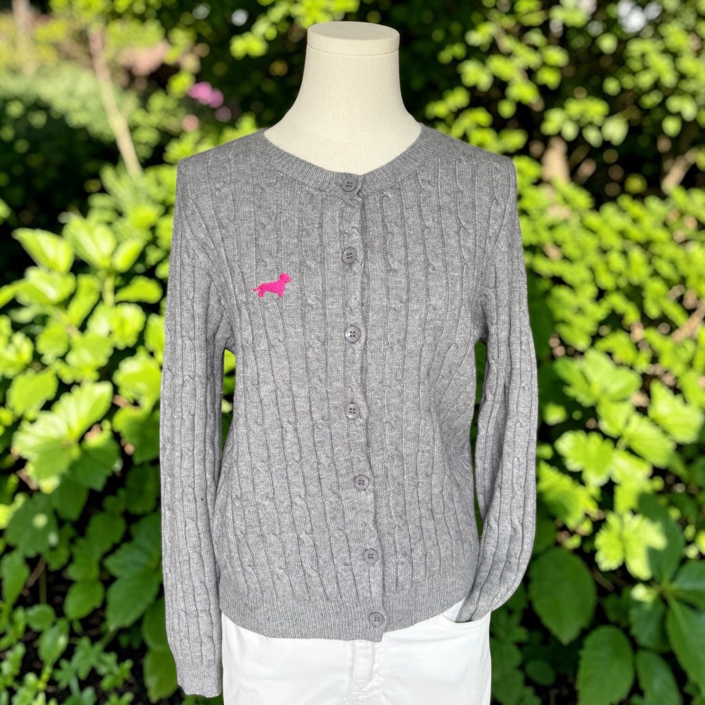 Zopfmuster-Strickjacke Clara mit Dackelstick in Wunschfarbe