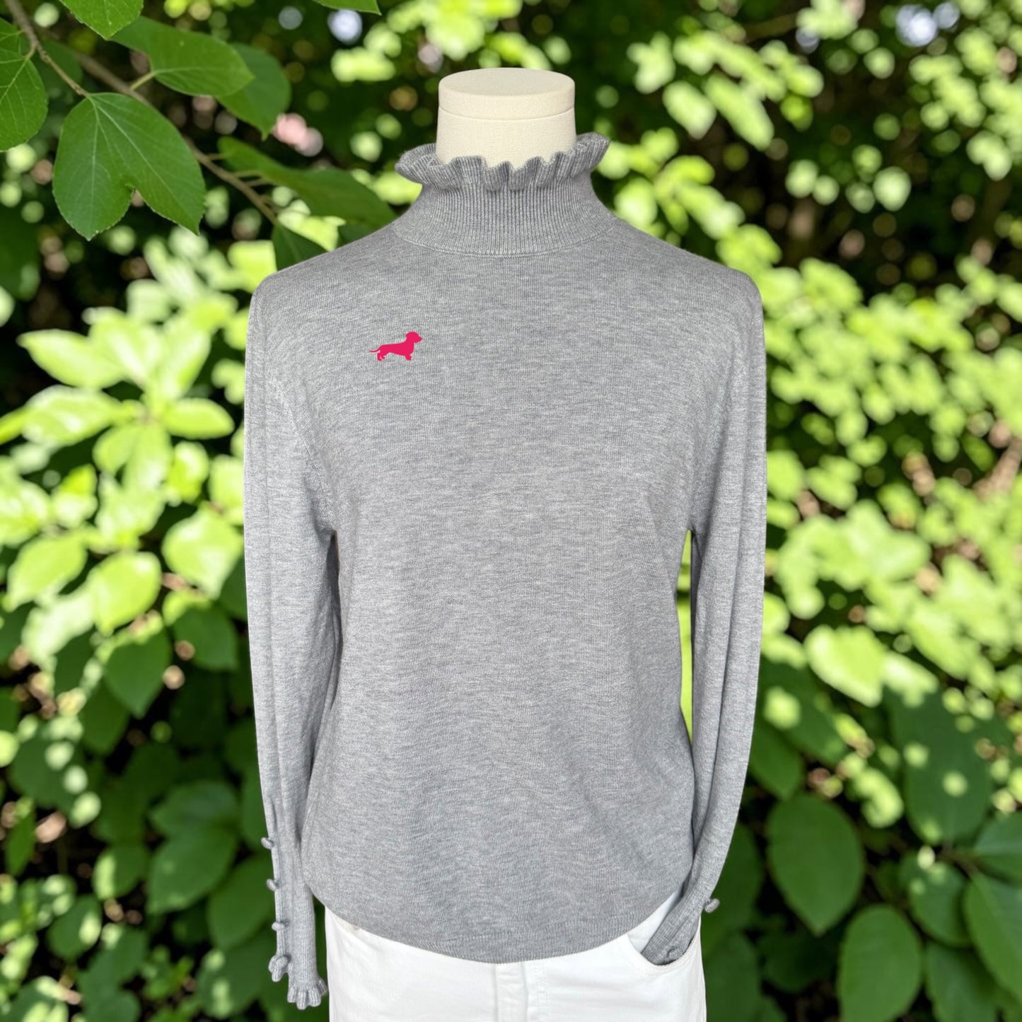 Rüschenkragen-Pullover Lotte mit Dackelstick in Wunschfarbe