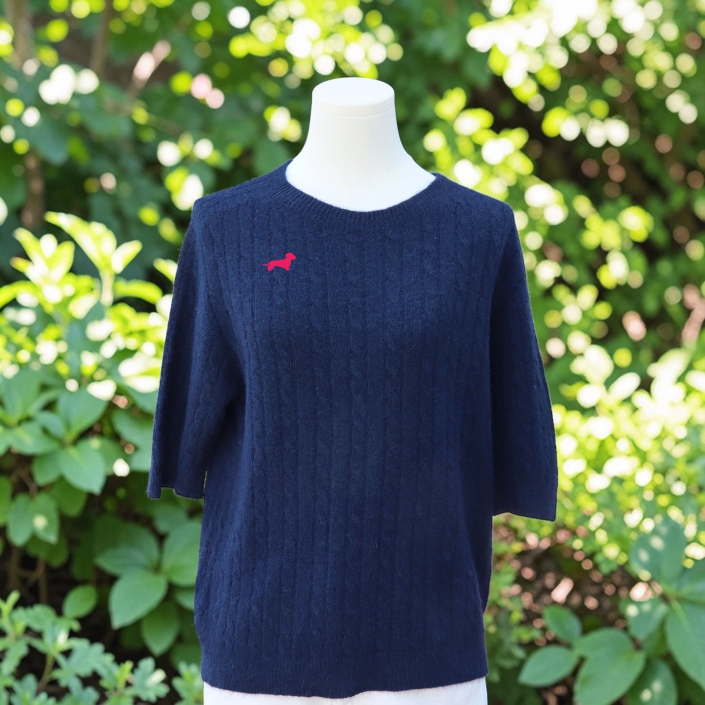 Zopfmuster-Pullover mit Dackelstick in Wunschfarbe