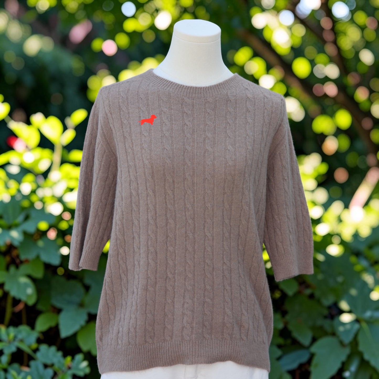 Zopfmuster-Pullover mit Dackelstick in Wunschfarbe