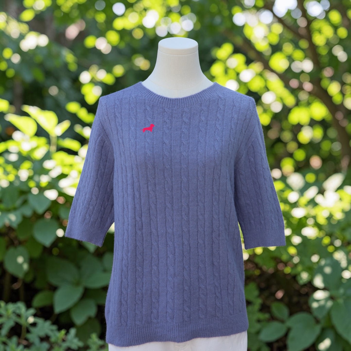 Zopfmuster-Pullover mit Dackelstick in Wunschfarbe