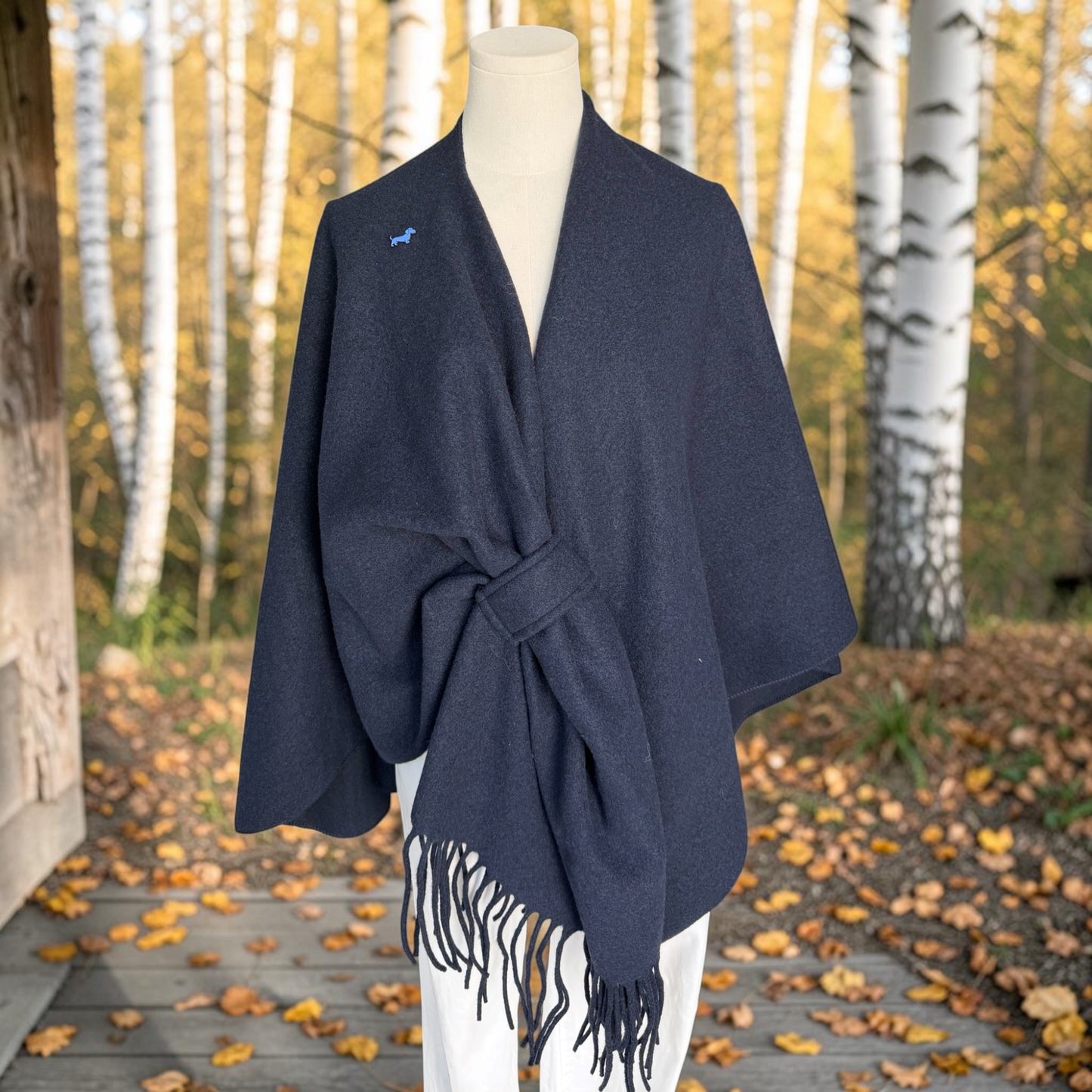 Poncho Louise mit Dackel-Pin