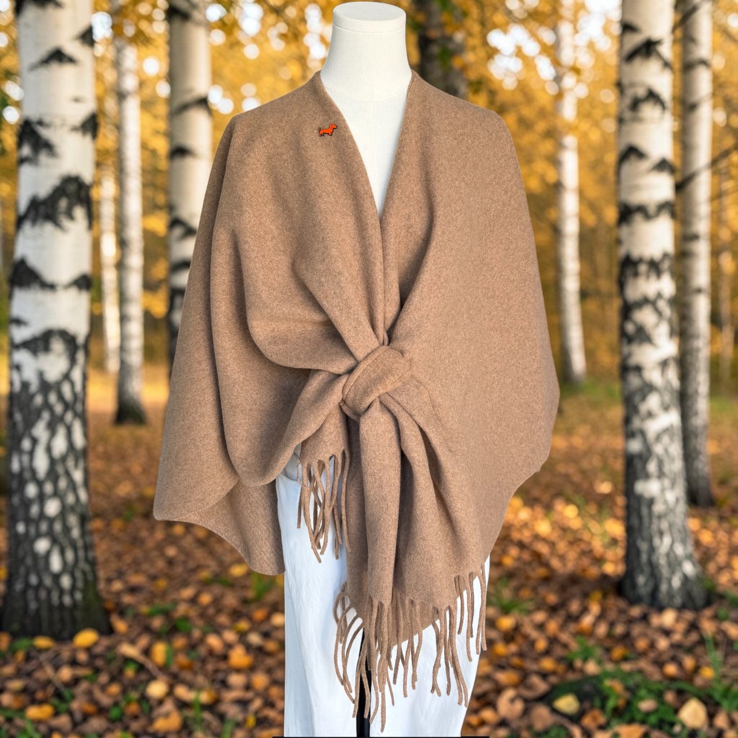 Poncho Louise mit Dackel-Pin