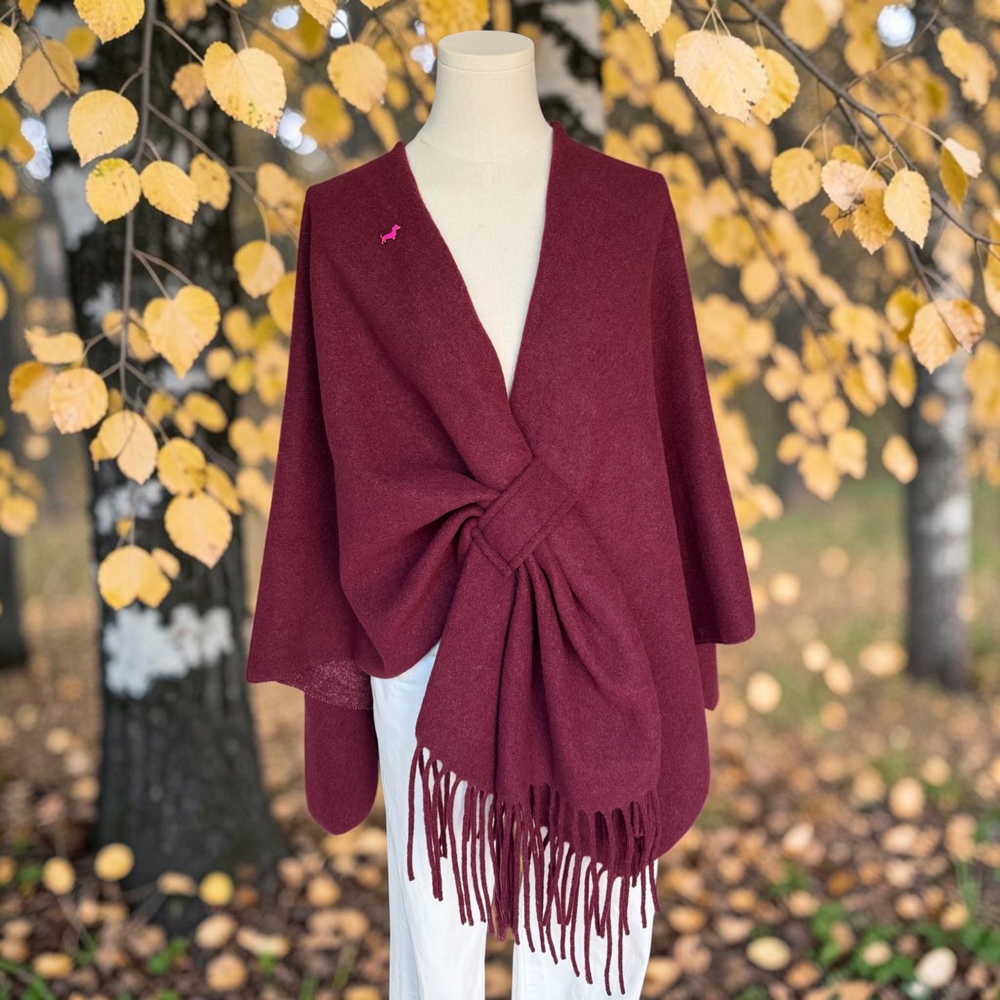 Poncho Louise mit Dackel-Pin