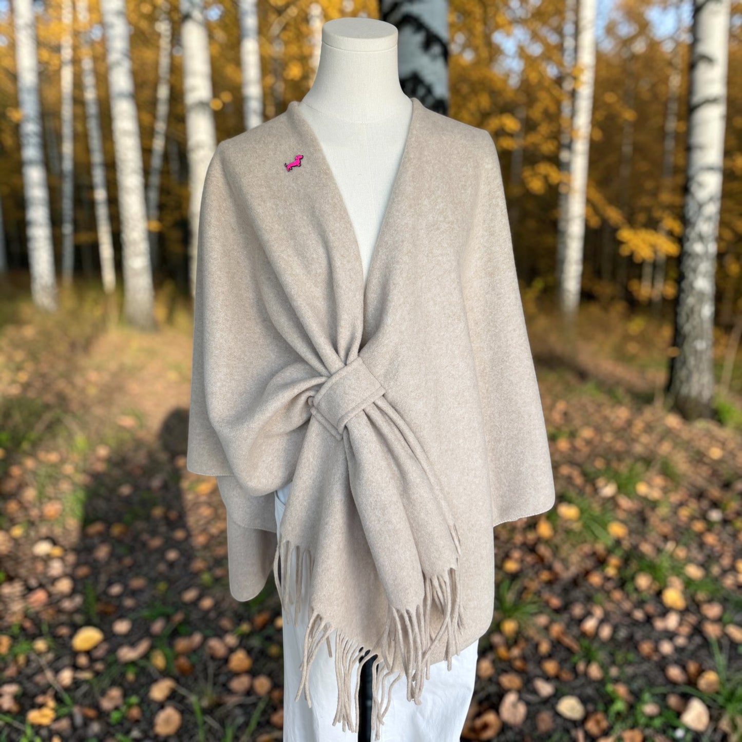 Poncho Louise mit Dackel-Pin