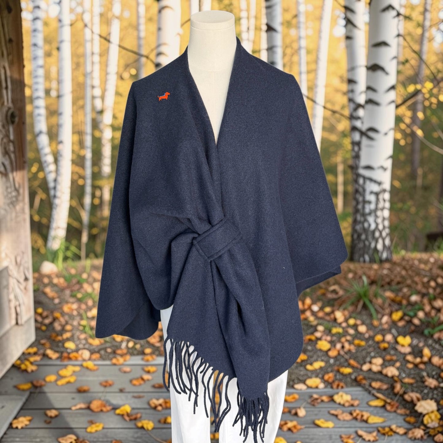 Poncho Louise mit Dackel-Pin