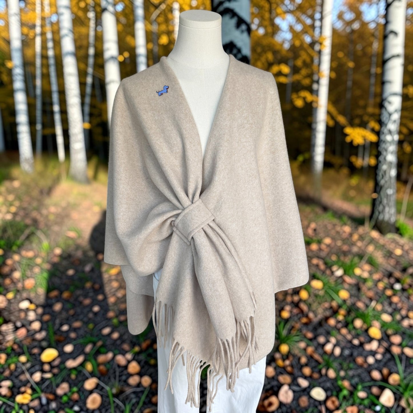 Poncho Louise mit Dackel-Pin