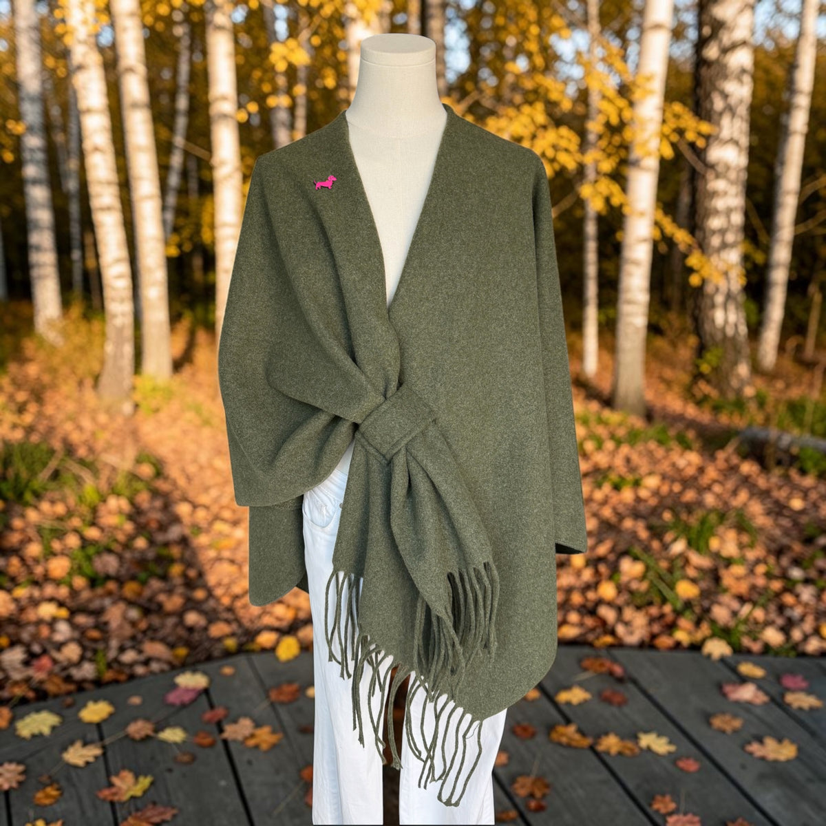 Poncho Louise mit Dackel-Pin