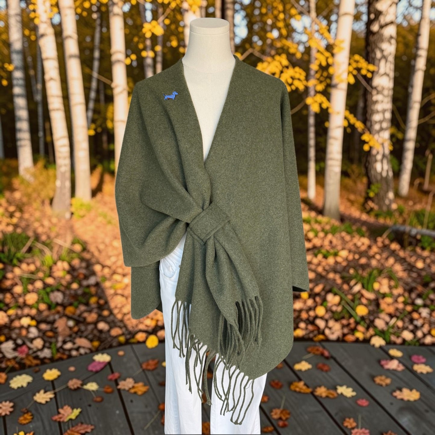 Poncho Louise mit Dackel-Pin