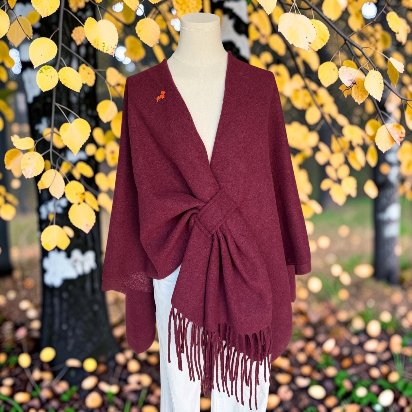 Poncho Louise mit Dackel-Pin