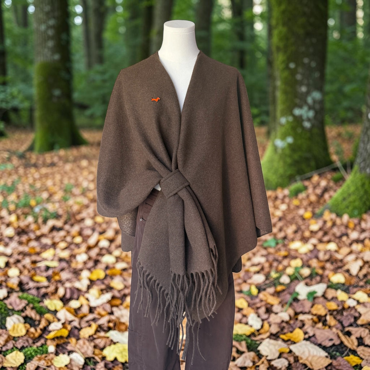 Poncho Louise mit Dackel-Pin