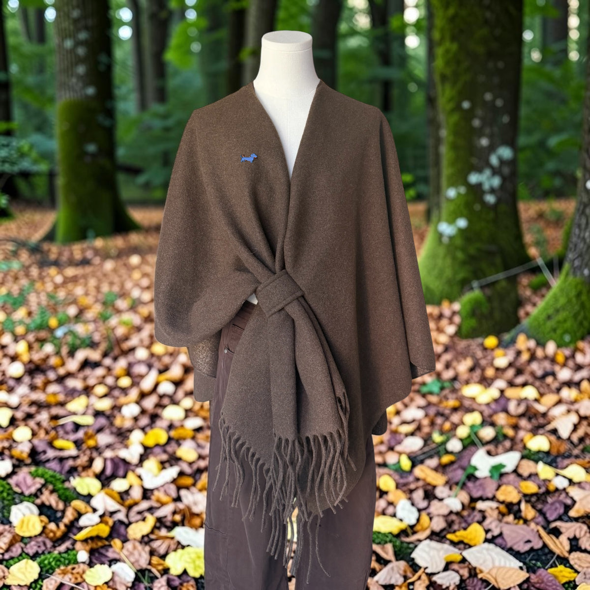 Poncho Louise mit Dackel-Pin
