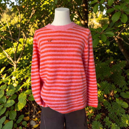 Streifenpullover mit Dackel-Pin