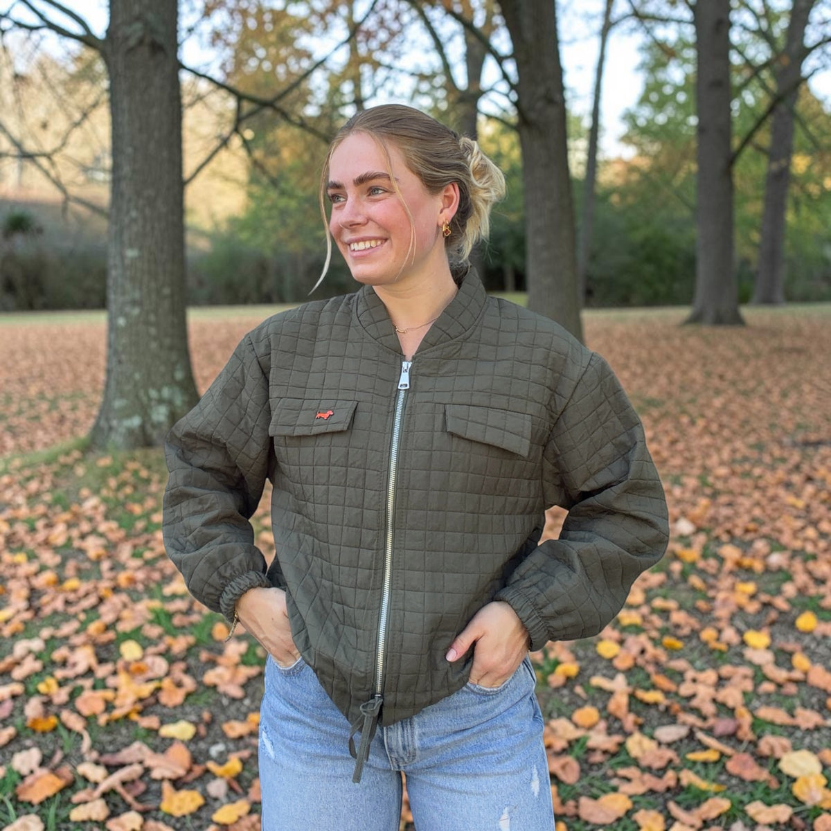 Steppjacke mit Dackel-Pin