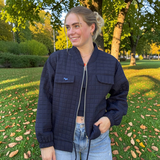 Steppjacke mit Dackel-Pin