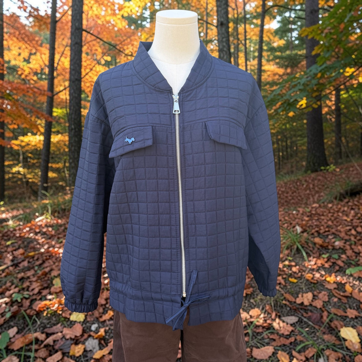 Steppjacke mit Dackel-Pin