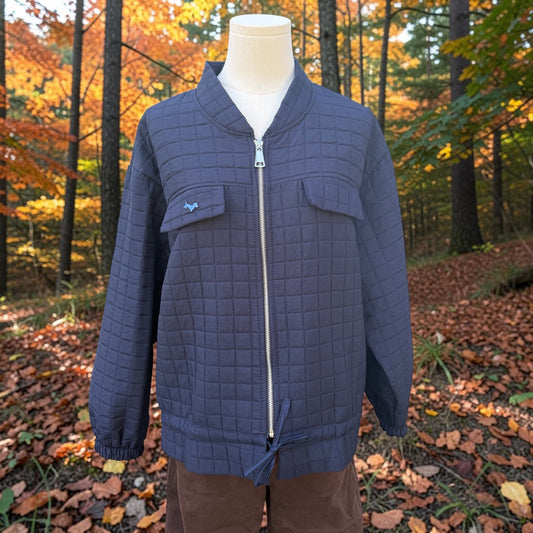 Steppjacke mit Dackel-Pin