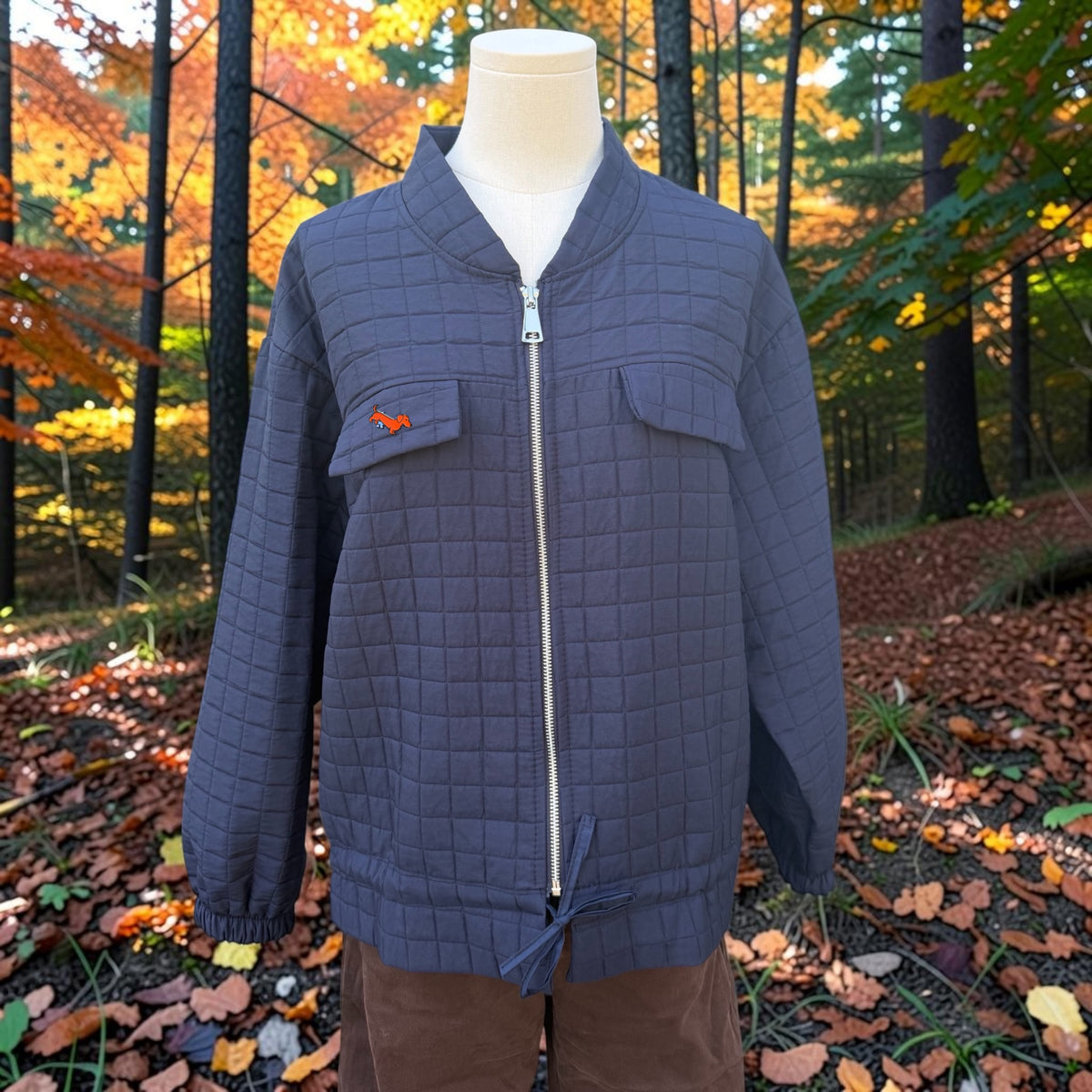 Steppjacke mit Dackel-Pin