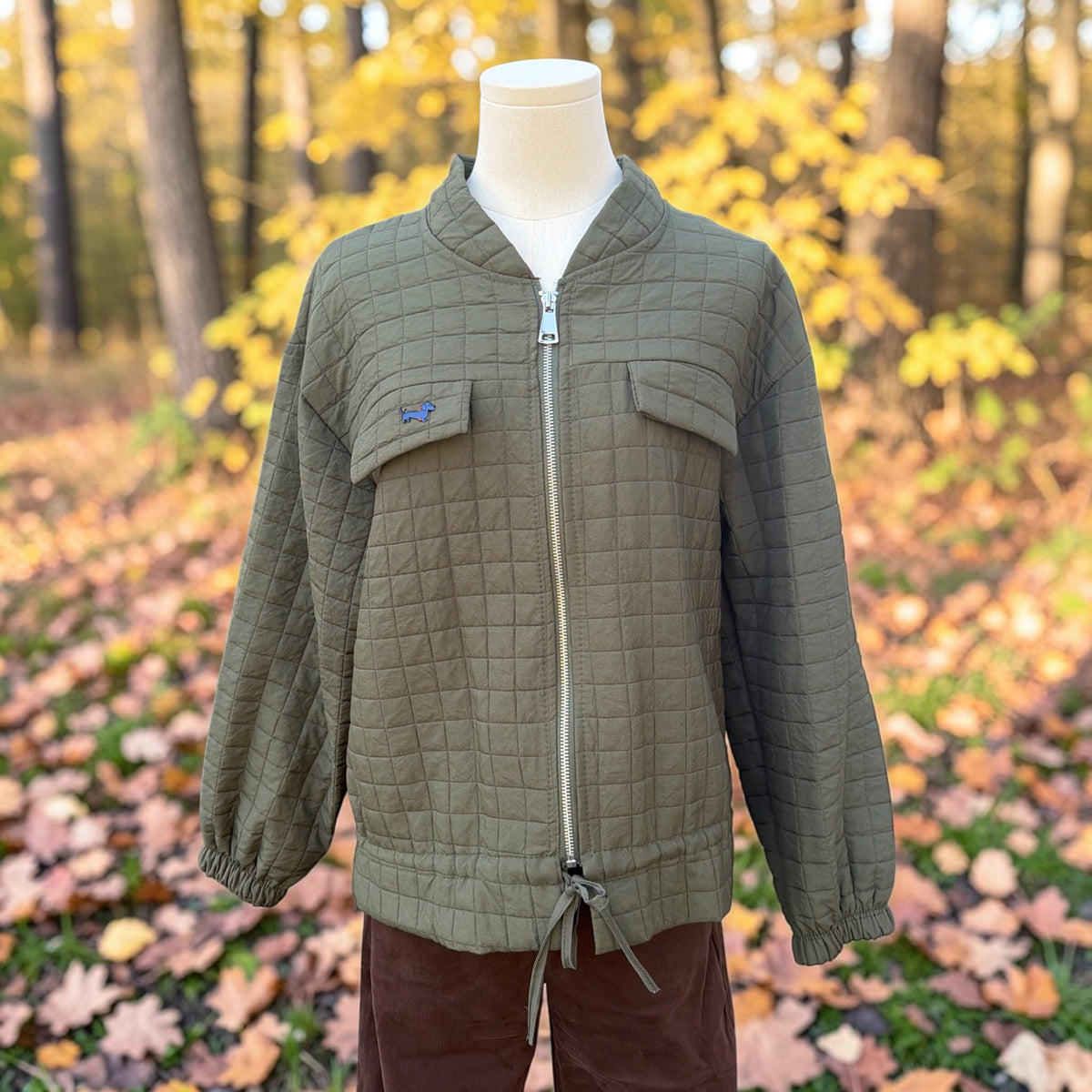 Steppjacke mit Dackel-Pin