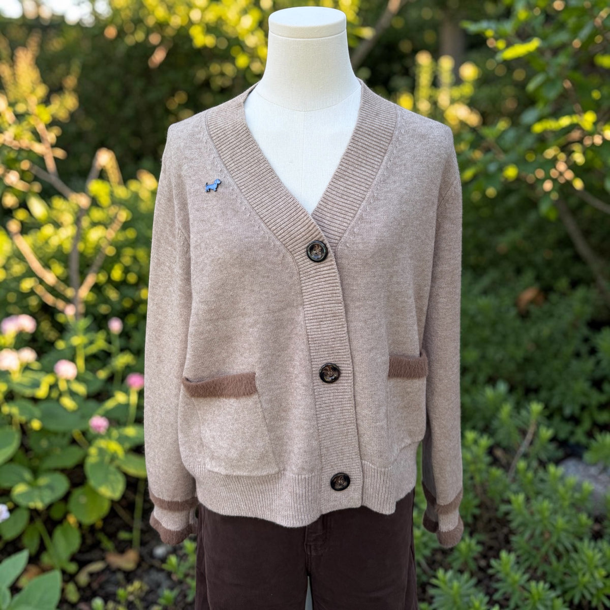 Strickjacke mit Dackel-Pin