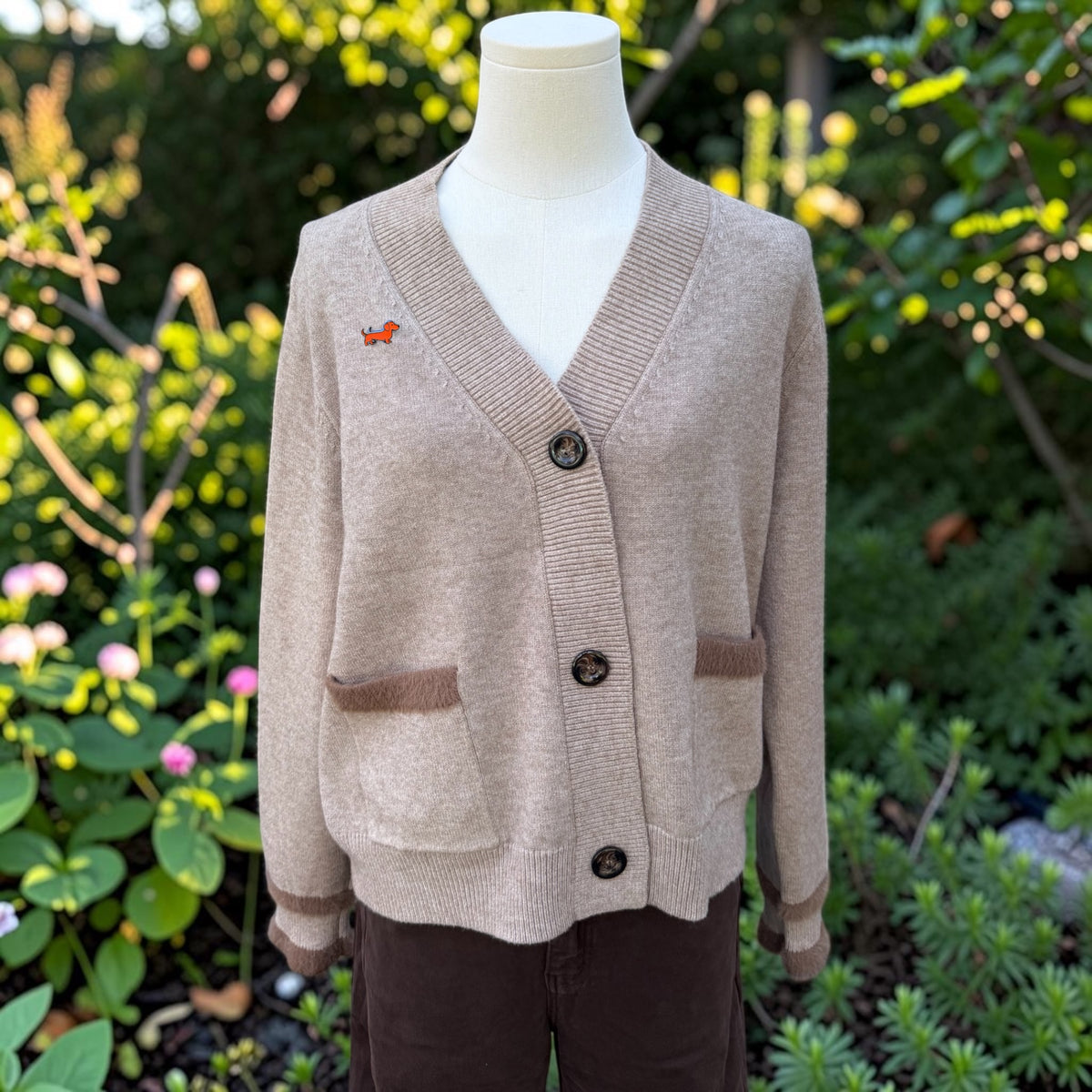 Strickjacke mit Dackel-Pin