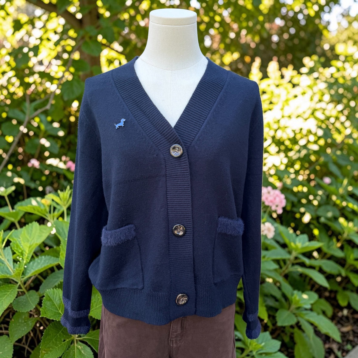 Strickjacke mit Dackel-Pin