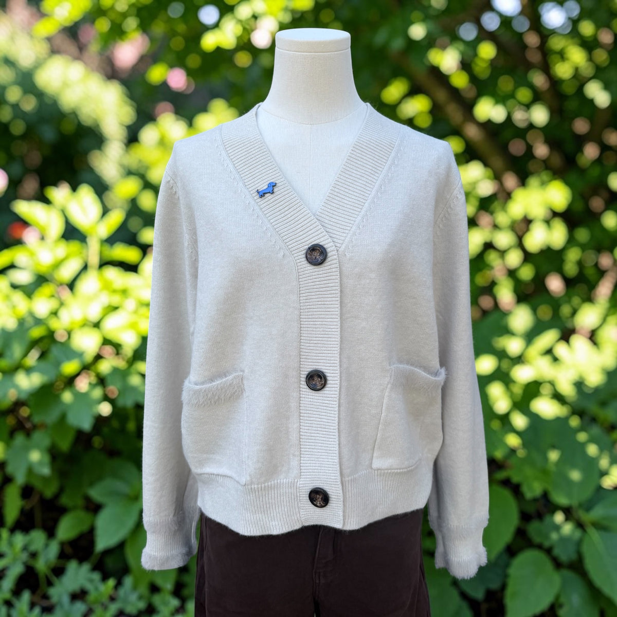 Strickjacke mit Dackel-Pin